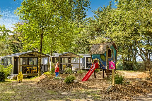 Kinderspielplatz mit Rutsche und Mobilheime auf Camping CLICOCHIC Trois Chênes Pornichet (44).