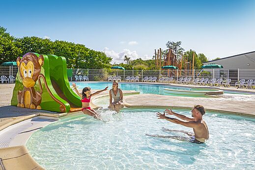 Affenrutsche und Außenpool mit Familie auf dem Campingplatz CLICOCHIC Trois Chênes in Pornichet (44).