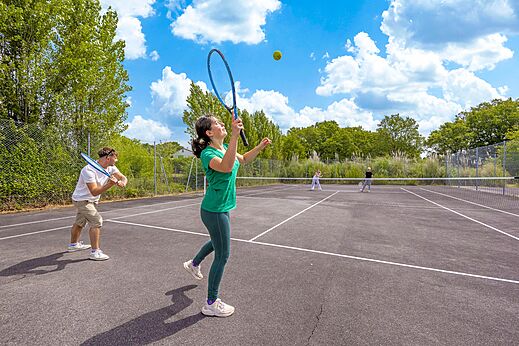 Tennisplatz mit spielenden Gästen auf dem Campingplatz CLICOCHIC Trois Chênes in Pornichet (44).