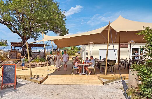 Schattige Terrasse Restaurant und Bar auf Campingplatz CLICOCHIC Trois Chênes.