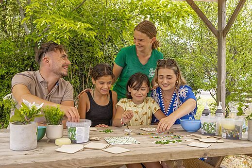 Kreativer Mosaik-Workshop für Familien mit Animateur auf dem Campingplatz CLICOCHIC Trois Chênes in Pornichet (44).