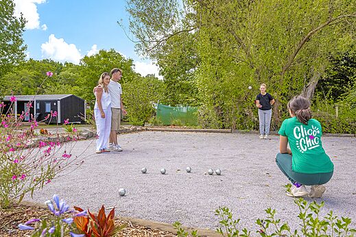 Familie spielt Boule auf dem Campingplatz CLICOCHIC Trois Chênes in Pornichet (44).