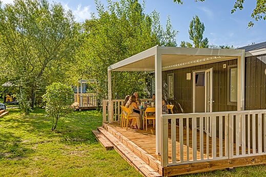 Modernes Mobil-home, große schattige Terrasse, Campingplatz CLICOCHIC Trois Chênes in Pornichet.