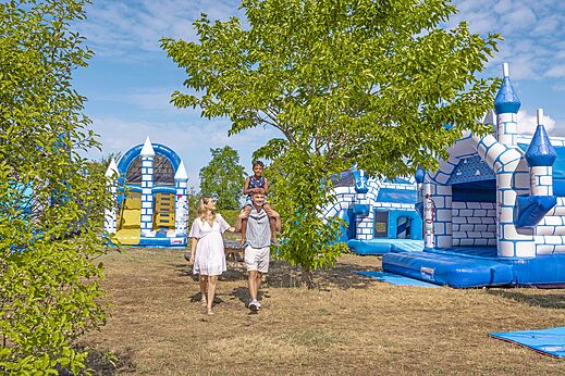 Aufblasbare Spielgeräte für Kinder auf Campingplatz CLICOCHIC Trois Chênes in Pornichet (44).