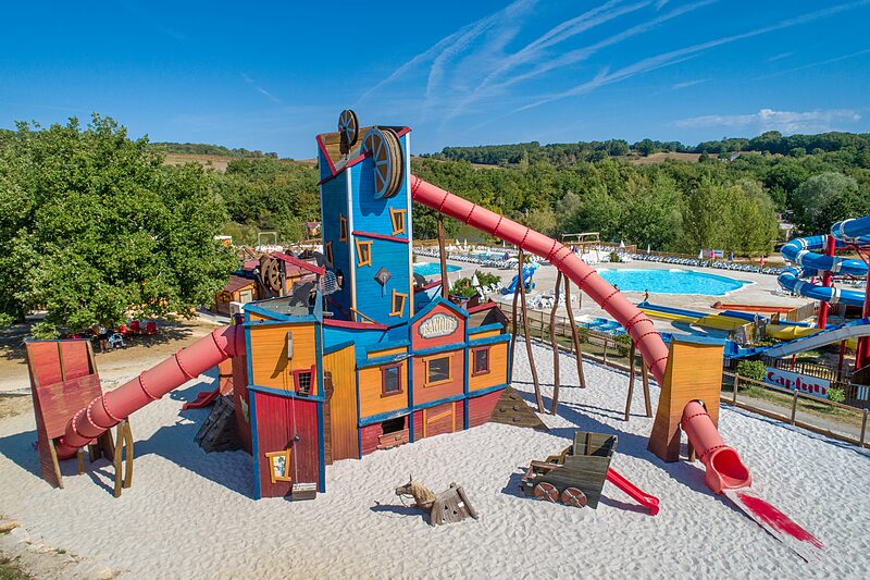 Carabouille Spielplatz - Thematischer Spielplatz, Rutschen und Pool bei CAPFUN Ullule, Tournon d'Agenais (47).