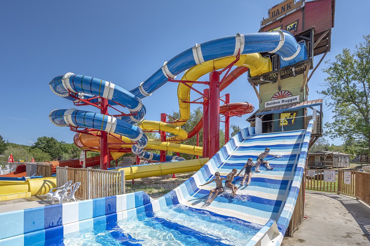 Giant water slides with children at CAPFUN Ullule campsite in Tournon d'Agenais (47).