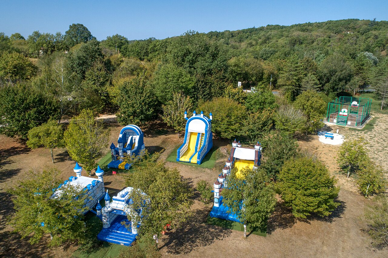Inflatable castles, slides and multisport court at CAPFUN Ullule campsite in Tournon d'Agenais (47).