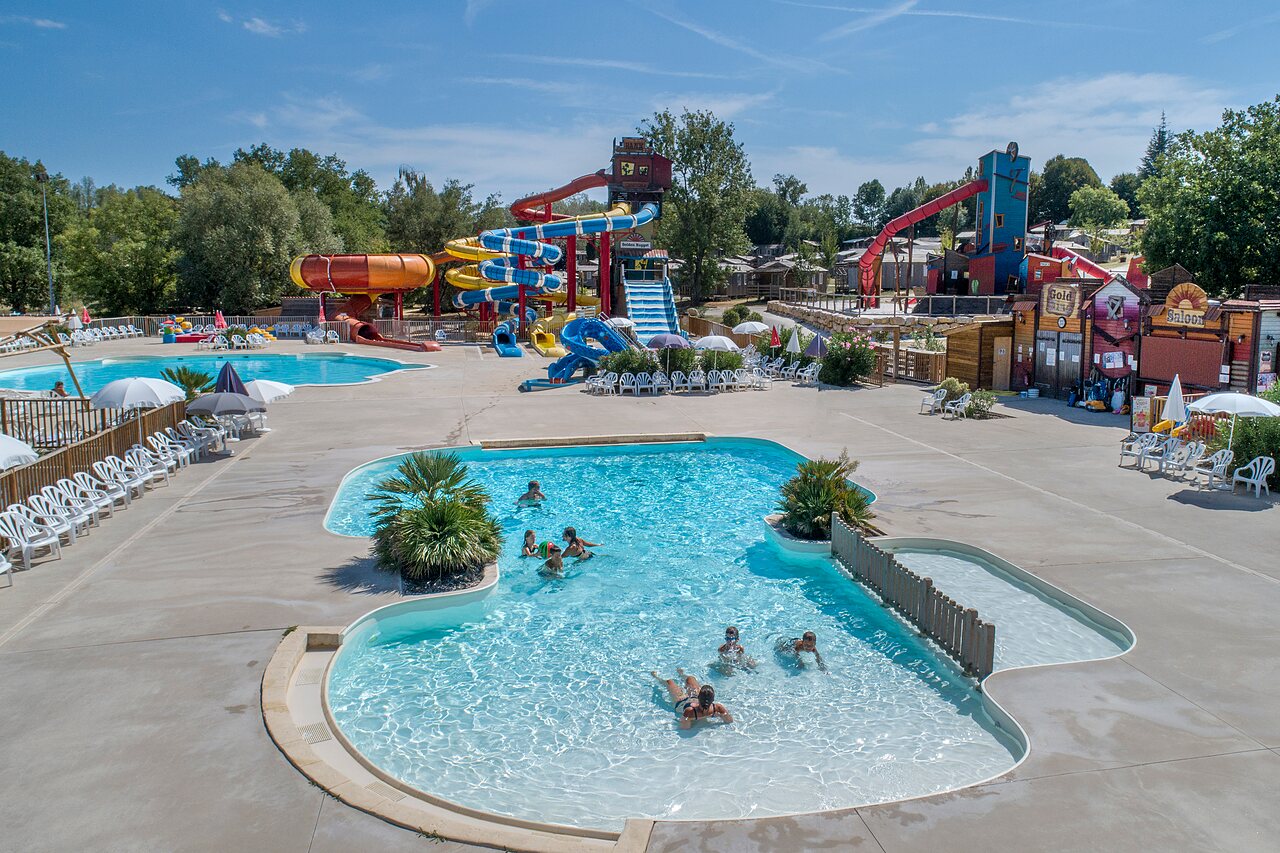 Water park with pools and giant slides at CAPFUN Ullule campsite in Tournon d'Agenais (47).