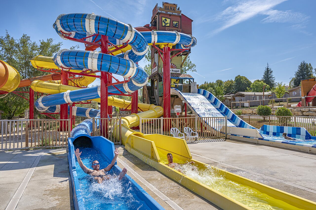 Giant water slides and water park at CAPFUN Ullule campsite in Tournon d'Agenais (47).
