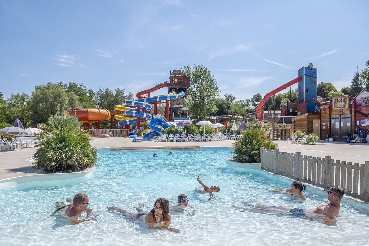 Outdoor pool, water slides and games at CAPFUN Ullule campsite Tournon d'Agenais (47).