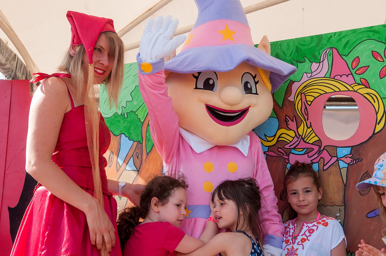 Animation with mascot and children at CAPFUN Ullule campsite in Tournon d'Agenais (47).