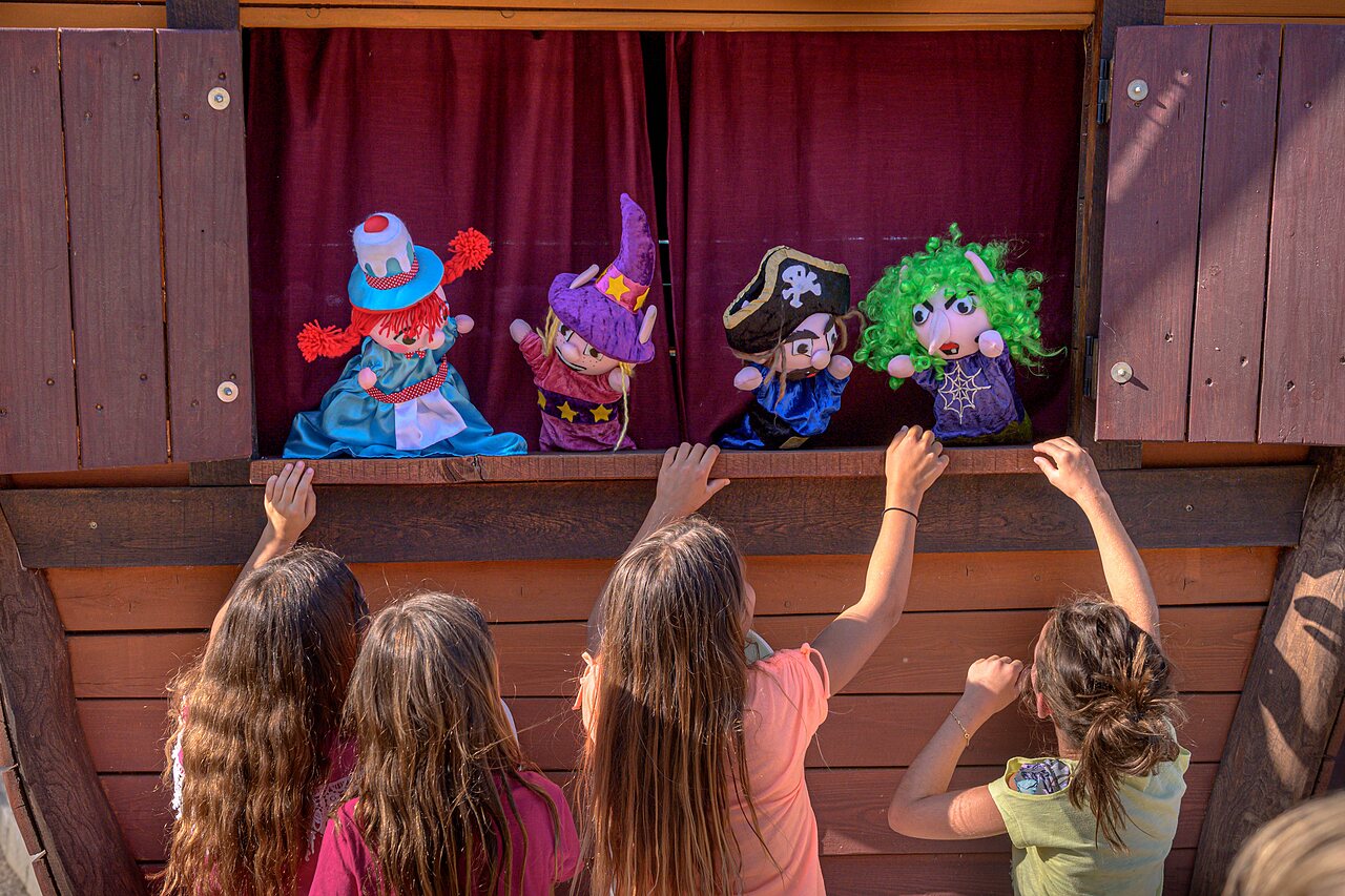 Children's puppet show at CAPFUN Ullule campsite in Tournon d'Agenais (47).