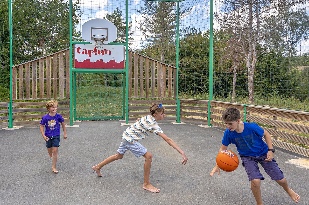 Multisport court with basketball at CAPFUN Ullule campsite in Tournon d'Agenais (47).