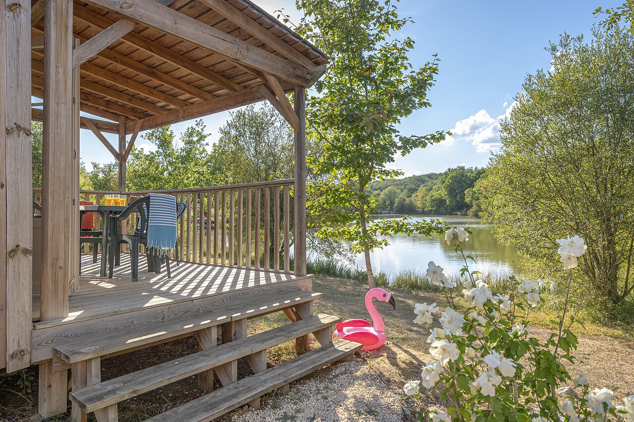 Covered terrace of a Mobile home with lake view at CAPFUN Ullule campsite in Tournon d'Agenais (47).