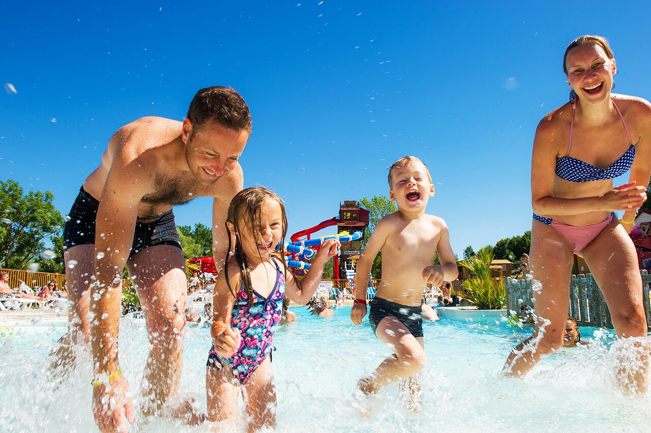 Family in pool at CAPFUN Ullule campsite, Tournon d'Agenais (47).