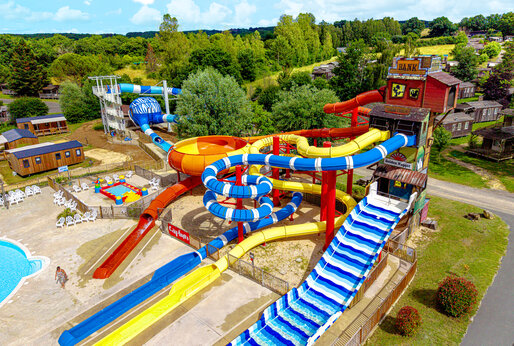Bunte Wasserrutschen und Freibad auf Campingplatz CAPFUN Ullule Tournon d'Agenais (47).