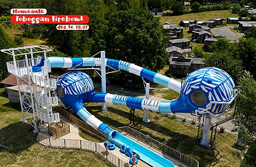 Riesige blau-wei�e Firebowl Wasserrutschen auf dem Campingplatz CAPFUN Ullule in Tournon d'Agenais.