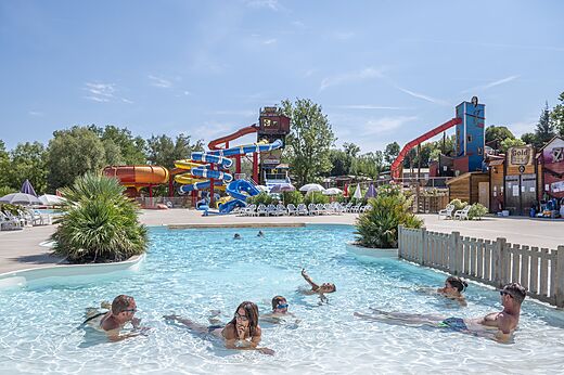 Au�enpool und Wasserrutschen auf dem Campingplatz CAPFUN Ullule in Tournon d'Agenais (47).