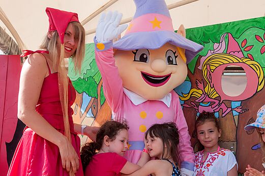 Maskottchen und Animateurin mit Kindern bei einer Aktivit�t auf dem Campingplatz CAPFUN Ullule in Tournon d'Agenais (47).