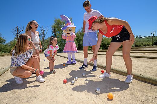 Boule-Spiel mit Familie und Maskottchen auf Campingplatz CAPFUN Ullule (47).