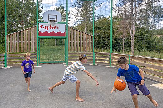 Basketbalveld voor kinderen op camping CAPFUN Ullule, Tournon d'Agenais (47).