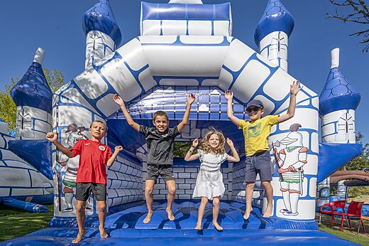 Kinder springen auf einer blau-wei�en H�pfburg auf dem Campingplatz CAPFUN Ullule in Tournon d'Agenais (47).