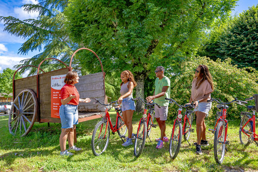 Verleih roter Fahrr�der f�r Familien auf Campingplatz CAPFUN Ullule Tournon d'Agenais (47).