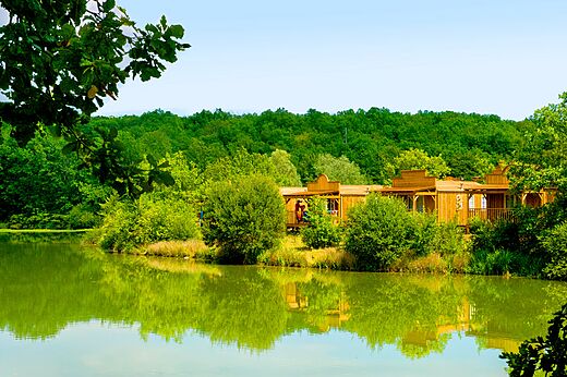 Holzunterk�nfte, See und Gr�n auf dem Campingplatz CAPFUN Ullule, Tournon d'Agenais (47).