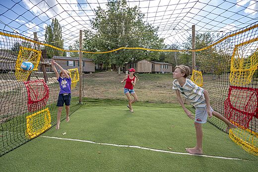 Ballspiel mit Zielen f�r Kinder und Erwachsene auf dem Campingplatz CAPFUN Ullule.