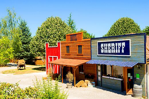 Thematisches Wild-West-Dorf, Sheriff- und Hotelgeb�ude auf dem Campingplatz CAPFUN Ullule in Tournon d'Agenais.