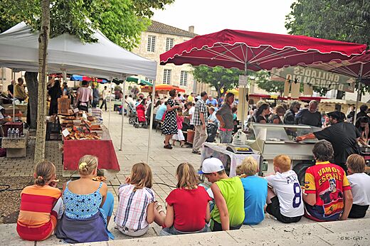 Belebter lokaler Markt auf einem Dorfplatz, mit St�nden und Besuchern in Lot-et-Garonne.