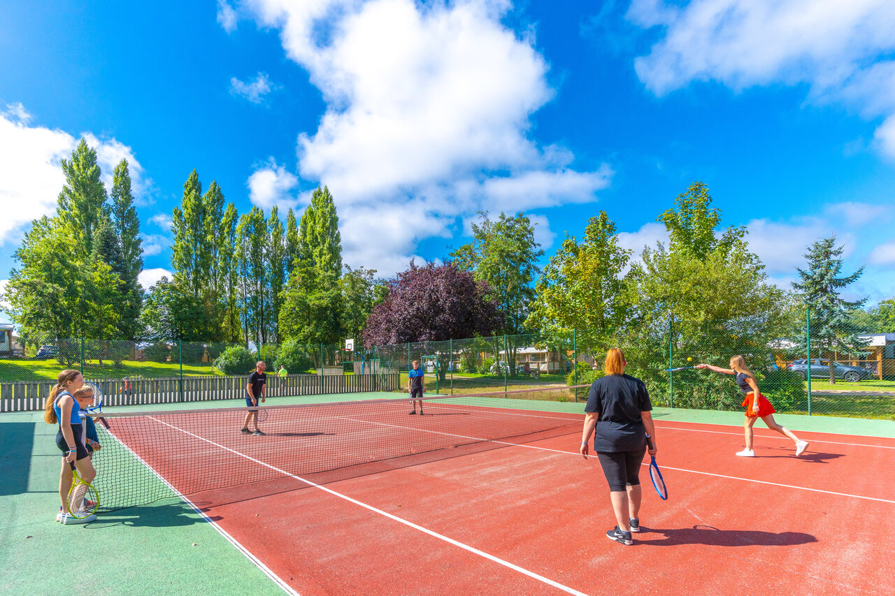 Multi-sport tennis court with active family at CAPFUN Val d'Authie campsite.