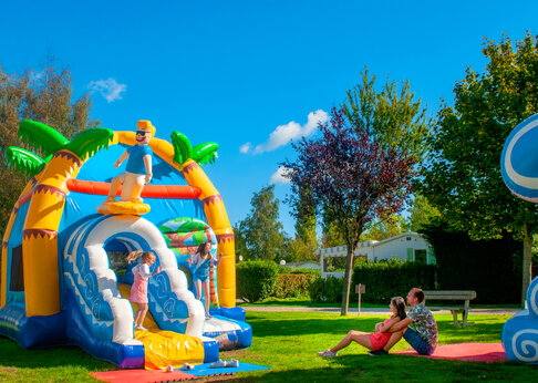 Groot opblaasbaar speeltoestel kinderen op camping CAPFUN Val d'Authie in Villers sur Authie (80).