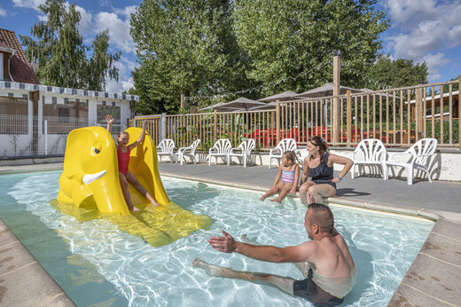 Olifantenglijbaan en familie buitenzwembad op camping CAPFUN Val d'Authie in Villers sur Authie.
