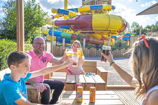 Familie proostend aan de bar, waterglijbanen, camping CAPFUN Val d'Authie.