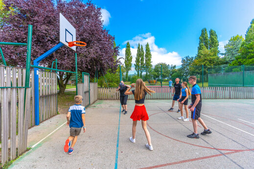 Basketballplatz auf Camping CAPFUN Val d'Authie in Villers sur Authie.