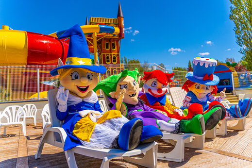 Lachende Maskottchen auf St�hlen, Wasserspiele, auf dem Campingplatz CAPFUN Val d'Authie (80).