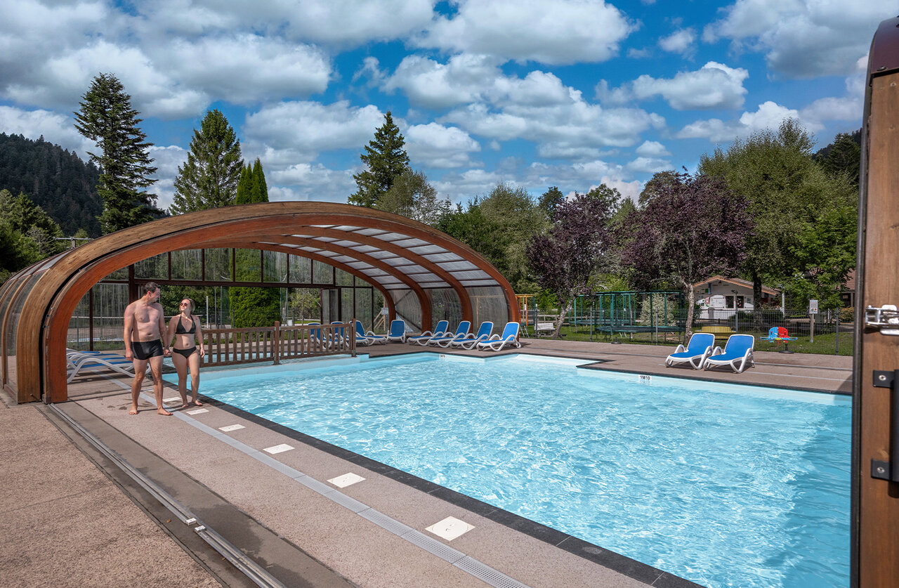 Piscine couverte et d�couverte, transats au camping CLICOCHIC Verte Vall�e � XONRUPT LONGEMER (88)