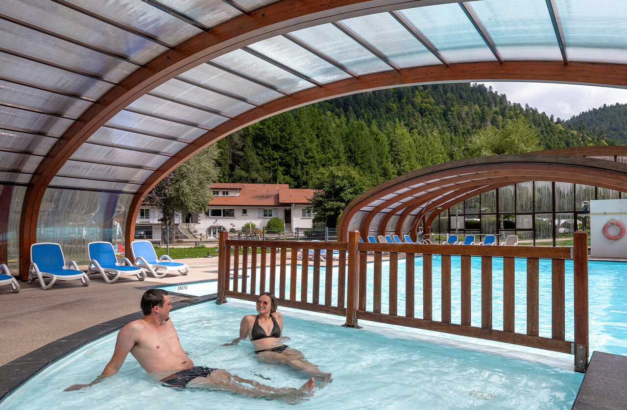 Piscine couverte, spa avec couple au camping CLICOCHIC Verte Vall�e XONRUPT LONGEMER.