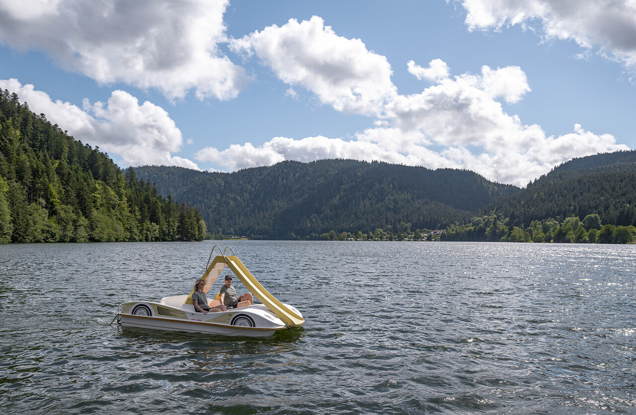 P�dalo avec toboggan sur lac, activit�s nautiques au camping CLICOCHIC Verte Vall�e XONRUPT LONGEMER.