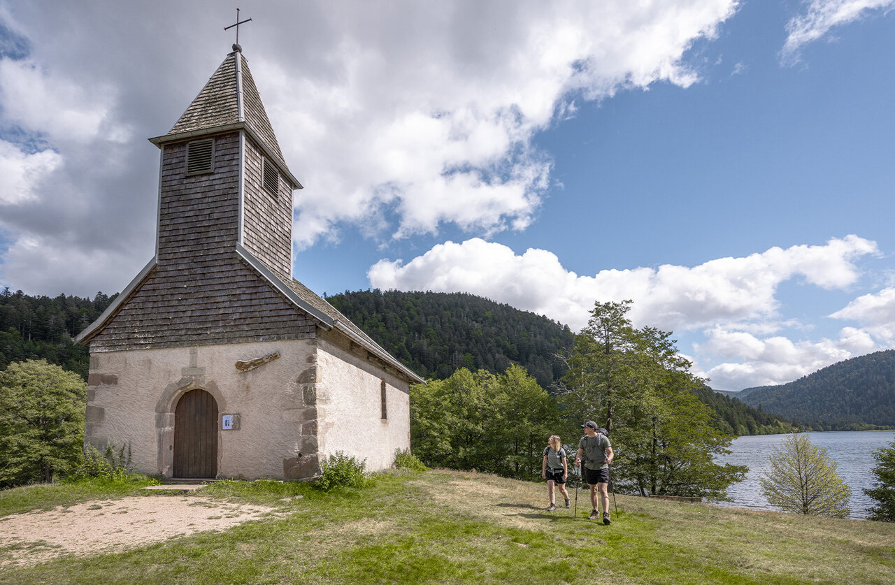 �glise, lac et randonneurs, camping CLICOCHIC Verte Vall�e XONRUPT LONGEMER (88).