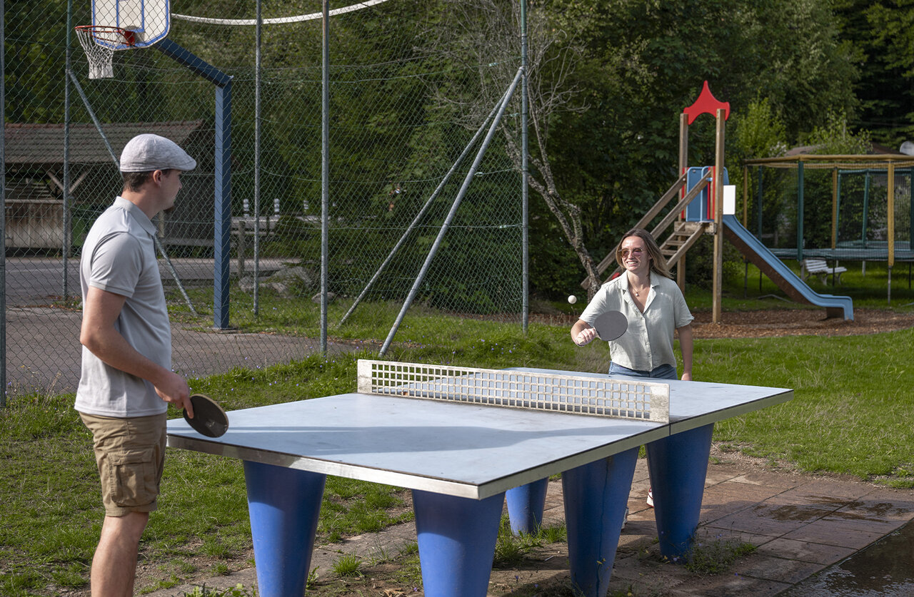 Tennis de table, aire de jeux au camping CLICOCHIC Verte Vall�e � XONRUPT LONGEMER.
