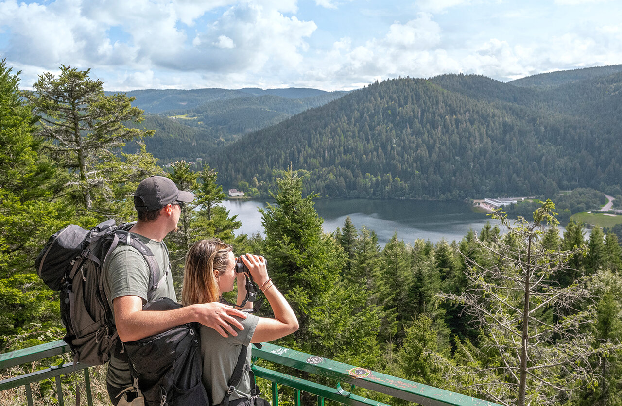 Couple observant lac et montagne au camping CLICOCHIC Verte Vall�e � XONRUPT LONGEMER.