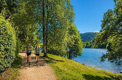 Wanderung an einem bewaldeten See auf dem Campingplatz CLICOCHIC Verte Vall�e in XONRUPT LONGEMER (88).