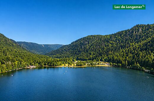 Wundersch�ner Lac de Longemer umgeben von W�ldern und Bergen der Vogesen.