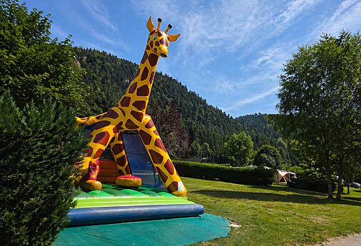 Aufblasbare Giraffen-Spielstruktur f�r Kinder auf dem Campingplatz CLICOCHIC Verte Vall�e in XONRUPT LONGEMER (88).