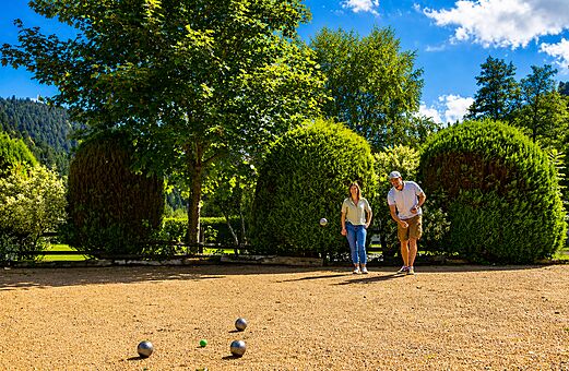 Paar spielt Boule auf dem Campingplatz CLICOCHIC Verte Vall�e in XONRUPT LONGEMER (88).