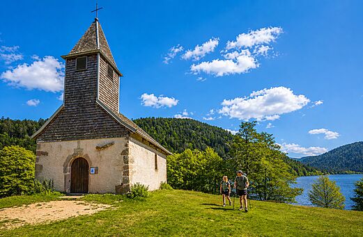 Kapelle, Wanderer und Bergsee am Campingplatz CLICOCHIC Verte Vall�e XONRUPT LONGEMER.