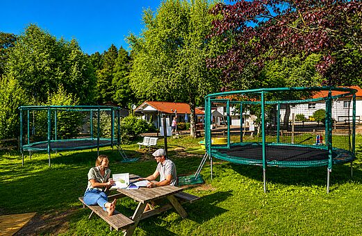 Trampoline mit Sicherheitsnetz auf dem Campingplatz CLICOCHIC Verte Vall�e in XONRUPT LONGEMER (88).