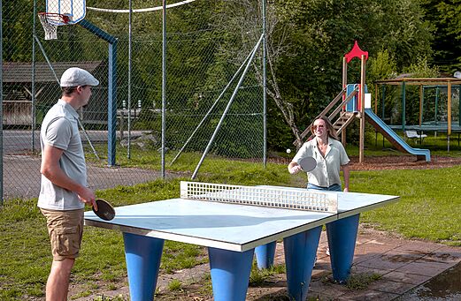 Tischtennis und Spielplatz auf dem Campingplatz CLICOCHIC Verte Vallée in XONRUPT LONGEMER.